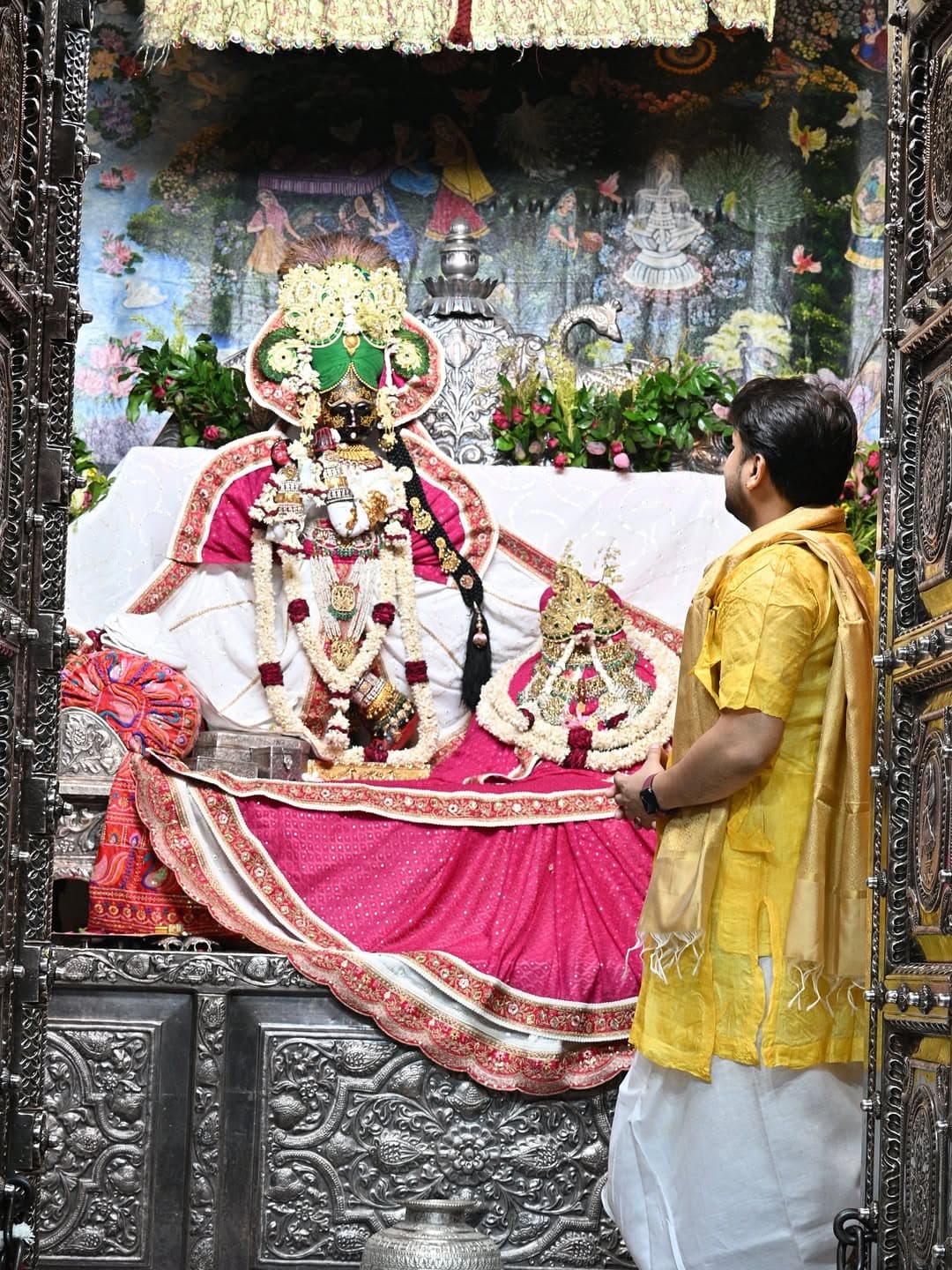 इत्र सेवा मनोरथ